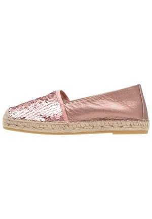 Slip-on espadrille med lyserød paliet tå, metallic lyserøde lædersider og flettet jutesål.