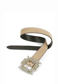 Beżowy zamszowy pasek z czarną skórzaną od spodu, z kwadratową klamrą zdobioną cyrkoniami o teksturowanej powierzchni.