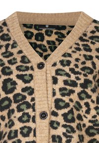 Cardigan en imprimé léopard couleur sable, avec des taches noires et vertes, un col en V et une fermeture par un unique bouton noir. Texture en tricot douce.