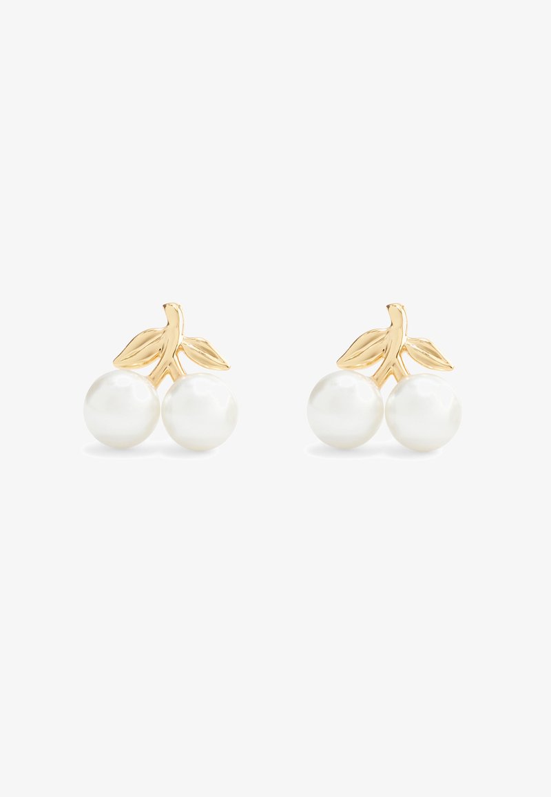 Boucles d'oreilles en or en forme de tiges de cerisier avec deux perles blanches semblables à des cerises et deux feuilles en or de chaque côté.