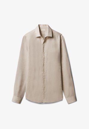 Beige blouse met lange mouwen, kraag, manchetten en zichtbare knopen, plat gelegd op een witte achtergrond.