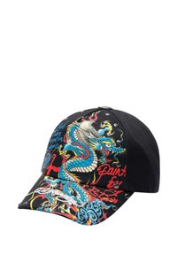 Cappellino da baseball nero con un design di drago colorato, caratterizzato da vivaci dettagli in rosso, blu e giallo. Frente testurizzato e dettagli di visiera con borchie.