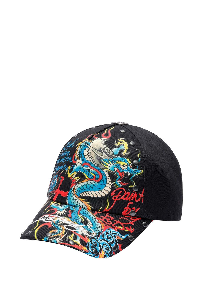 Cappellino da baseball nero con un design di drago colorato, caratterizzato da vivaci dettagli in rosso, blu e giallo. Frente testurizzato e dettagli di visiera con borchie.
