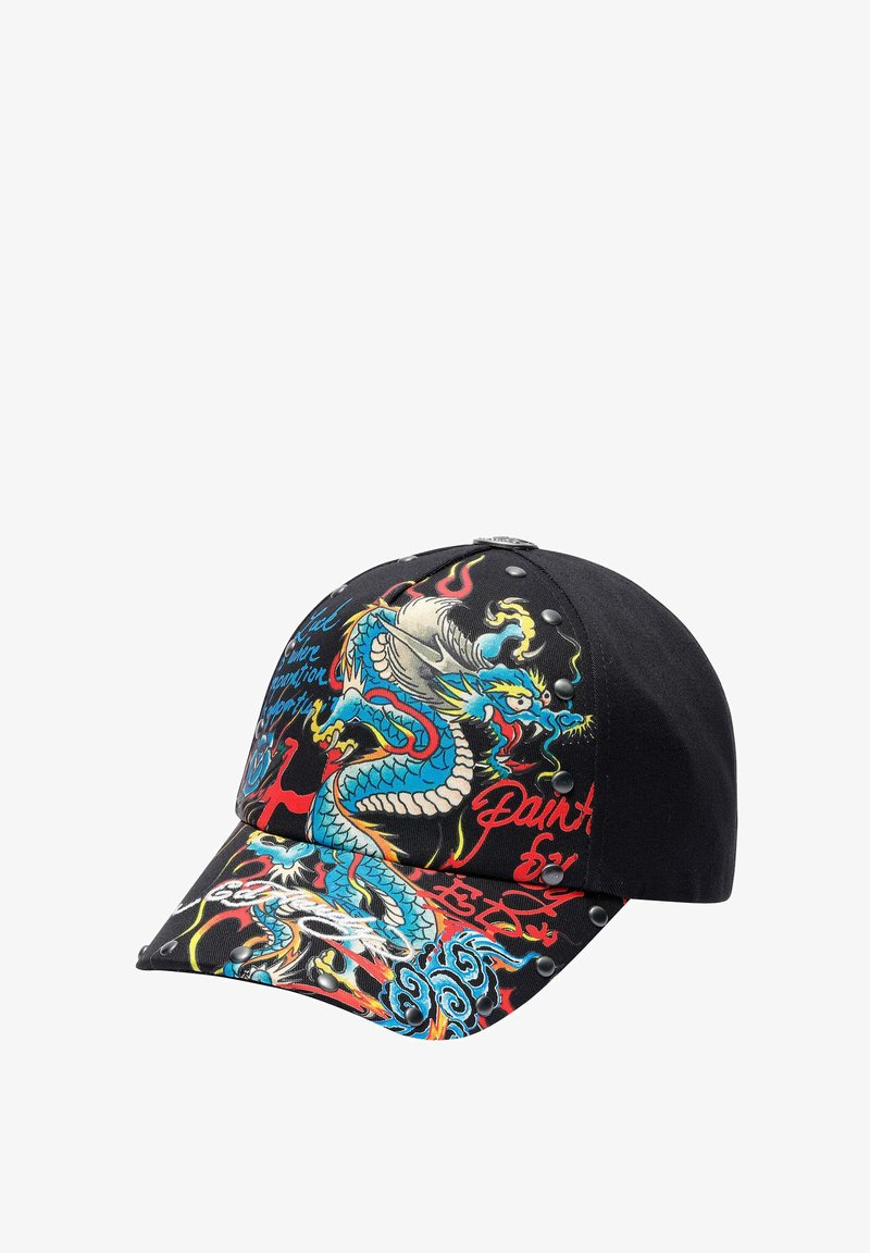 Cappellino da baseball nero con un design di drago colorato, caratterizzato da vivaci dettagli in rosso, blu e giallo. Frente testurizzato e dettagli di visiera con borchie.