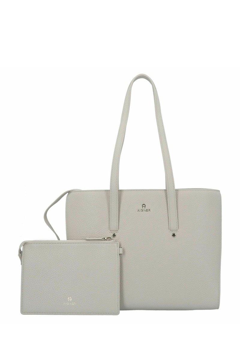 Hellgraue Leder-Tote mit zwei Griffen und einem Reißverschlussbeutel. Glatte Textur, minimalistisches Design mit einem Logo auf der Vorderseite.