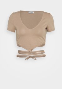 Camiseta recortada beige con escote en V, mangas cortas y diseño con lazo en el frente. Tejido suave y elástico con una textura lisa.