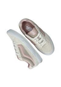 Zapatillas Vans, con una parte superior de ante color crema y acentos en rosa, suela texturizada blanca, diseño clásico con cordones y cuello acolchado.