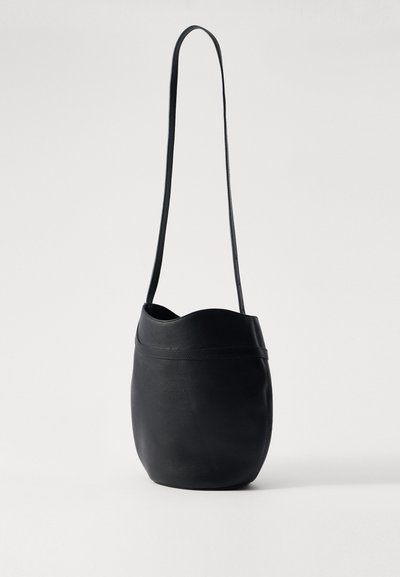 Liffner BELTED BUCKET BAG - Mala a tiracolo - black