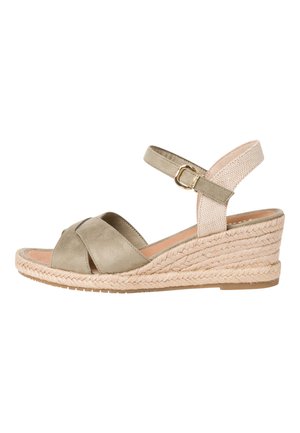 Sandalo con zeppa in suede verde oliva, dotato di cinturini incrociati, una cinghia alla caviglia beige texturizzata con fibbia e una piattaforma in juta intrecciata.