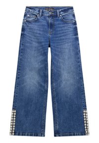Szerokie niebieskie dżinsy z perłowymi zdobieniami na dolnej części. Posiadają standardowe kieszenie oraz zamek błyskawiczny z zapięciem na guzik.
