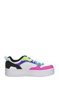 Sneaker met een overwegend witte leren bovenkant, voorzien van roze, paars en groene accenten, met een geperforeerde structuur. Dikke witte zool.