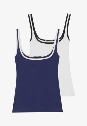 Duos tipo marškiniai: vienas tamsiai mėlynas, kitas baltas, abu su apvaliu iškirpimu ir kontrastinėmis apdailomis. Pagaminti iš minkštos, tamprių audinių.