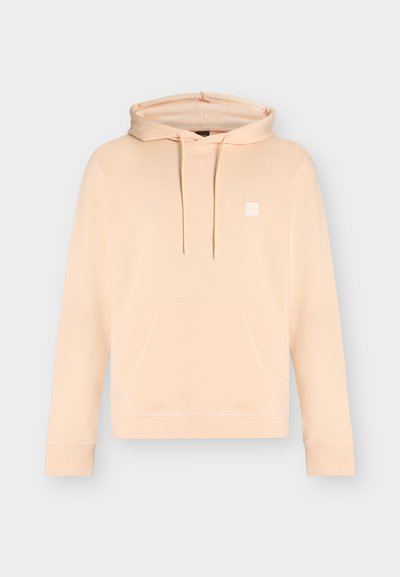 Sweat à capuche beige clair à enfiler avec poche kangourou devant, capuche à cordon, manches longues et petit logo rectangulaire sur le côté gauche de la poitrine.