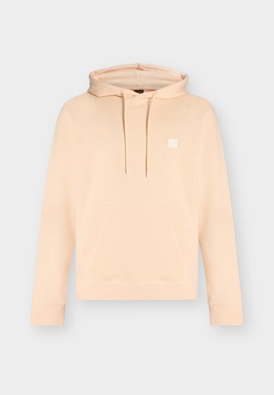 Sweat à capuche beige clair à enfiler avec poche kangourou devant, capuche à cordon, manches longues et petit logo rectangulaire sur le côté gauche de la poitrine.