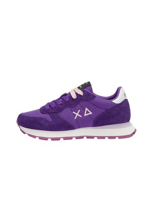 Sneaker in pelle scamosciata viola e tessuto con lacci rosa chiaro, suola bianca e logo geometrico rosa sul lato.