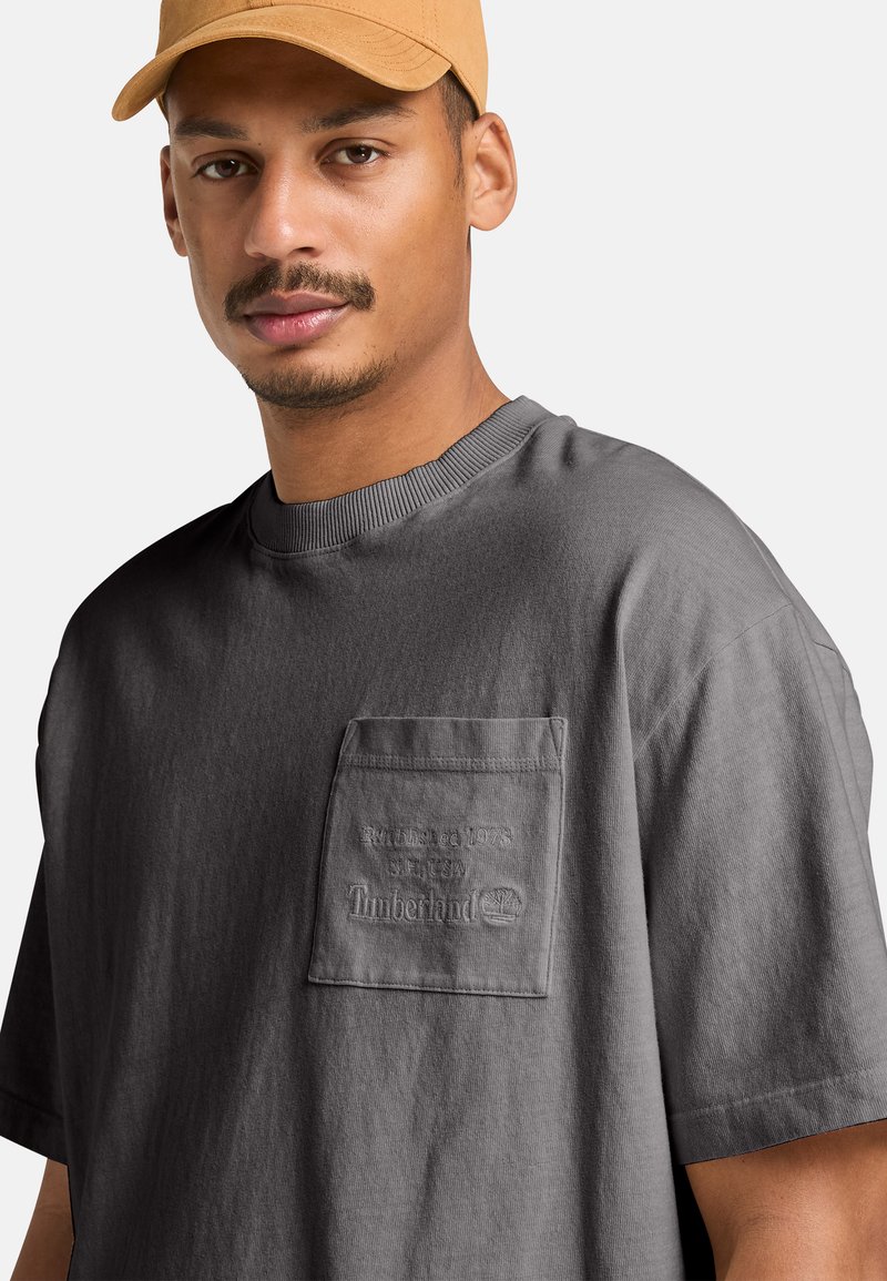 Timberland GARMENT-DYED HEAVYWEIGHT CHEST POCKET TEE - Triko s potiskem - dark grey
