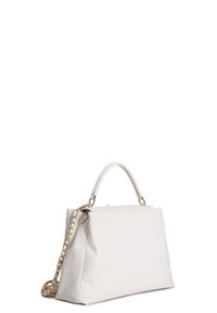 Valkoinen nahkalaukku, jossa on jämäkkä muotoilu, kaksoiskahvat ja irrotettava kullanvärinen ketjunaru. Silkkinen pinta ja minimalistinen tyyli.