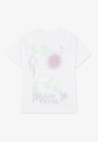 Λευκό βαμβακερό μπλουζάκι με πολύχρωμο λουλουδένιο σχέδιο στην πλάτη, με ροζ και πράσινα λουλούδια και φύλλα σε απαλούς, θαμπούς τόνους.