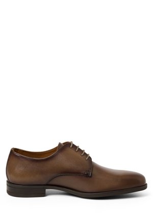 Brauner Herrenschuh aus Leder mit Schnürsenkeln, niedrigem Absatz und glatter, polierter Oberfläche, von der Seite auf weißem Hintergrund gezeigt.