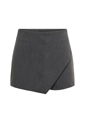 Falda corta gris con un diseño cruzado y una tela suave y texturizada. Corte ajustado con un dobladillo en ángulo y bordes limpios.