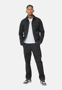 Non sélectionné, noir