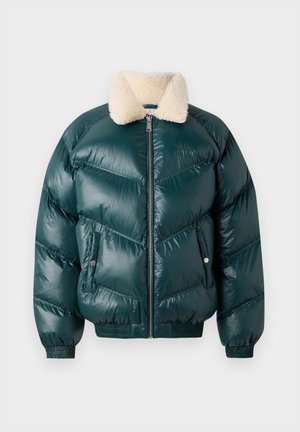 Chaqueta acolchada verde con cierre frontal, cuello de borreguito, patrón acolchado, puños y dobladillo elásticos, y dos bolsillos laterales.
