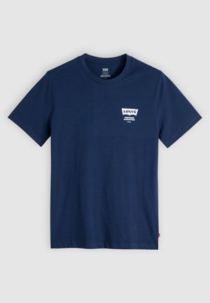T-shirt bleu marine à manches courtes avec col rond, petit logo blanc Levi's et texte "Freshness Guaranteed" sur la poitrine gauche.