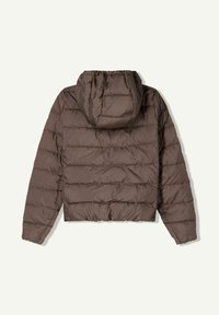 Rjava podložena jakna s kapuco, s skrajšanim dizajnom in horizontalno šivano teksturo na hrbtu.