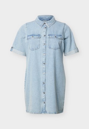 Robe courte en denim bleu clair à manches courtes, avec boutonnage sur le devant, deux poches poitrine à rabats et revers aux manches.