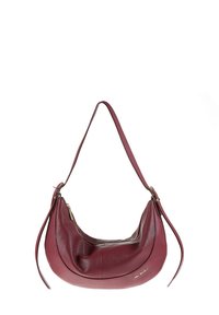 Borsa a spalla in pelle bordeaux con una forma curva e morbida, un manico singolo e dettagli in metallo dorato. Superficie con texture visibile.