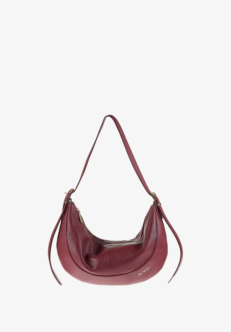 Borsa a spalla in pelle bordeaux con una forma curva e morbida, un manico singolo e dettagli in metallo dorato. Superficie con texture visibile.