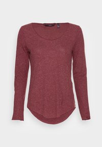 Långärmad topp i vinröd med en lätt textur, med en rundad halsringning och böjd nederkant, tillverkad av ett mjukt och andningsbart tyg.