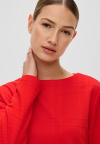 s.Oliver MIT MUSTERSTRUKTUR - Sweater - rot