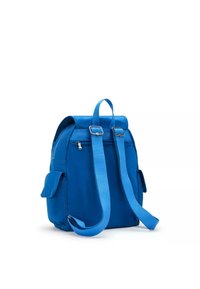 Modrý batoh se hladkým potahem, kulatým tvarem, dvěma nastavitelnými popruhy, horním uchopením a boční kapsou na zip pro další úložný prostor.