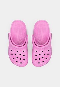 Roza klompe iz lahkega materiala z enostavno obutvijo. Imajo več prezračevalnih lukenj in teksturirano podlogo za oprijem.