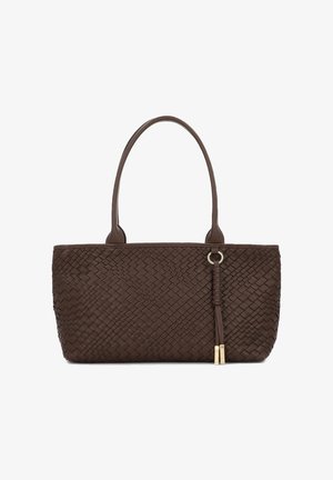 Donkerbruine gevlochten leren handtas met twee handvatten en een decoratieve tassel met goudkleurige metalen uiteinden.