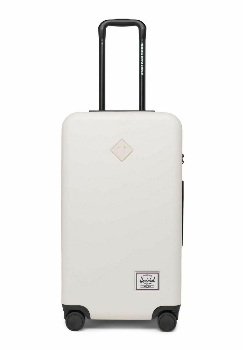 Weißer Hartschalenkoffer mit schwarzem ausziehbarem Griff, vier schwarzen Rollen und Logo-Patch in der unteren rechten Ecke auf der Vorderseite.