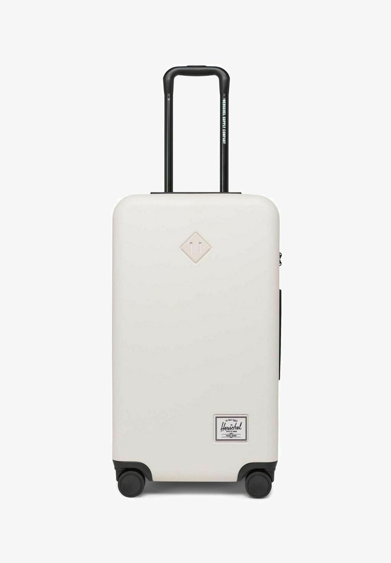 Weißer Hartschalenkoffer mit schwarzem ausziehbarem Griff, vier schwarzen Rollen und Logo-Patch in der unteren rechten Ecke auf der Vorderseite.