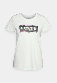 Biała bawełniana koszulka z krótkimi rękawami z kolorowym logo Levi’s w zakrzywionym kształcie, przedstawiająca wzór krajobrazu przyrody.