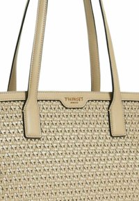 Borsa tote intrecciata beige con dettagli in pelle liscia, dotata di doppio manico e dettaglio del logo. Forma strutturata e motivo testurizzato su tutta la superficie.