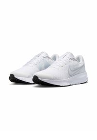 Chaussures de sport blanches en mesh, avec un design élégant, une surface texturée et une semelle en caoutchouc noire pour une meilleure adhérence.