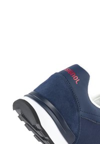 Námořnické tenisky s tradičním designem, vyrobené z semišu, s bílou podrážkou, červeným logem a texturovanými panely. Nízkoprofilový design s gumovou podrážkou.