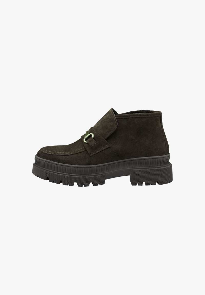 Bottine en daim brun foncé avec semelle épaisse à crampons et sangle décorative avec boucle en métal sur le côté.