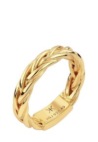 Goldener geflochtener metallischer Ring mit einer glatten, glänzenden Oberfläche und einem flachen Bereich, der gravierte Markierungen zeigt. Glänzendes und strukturiertes Design.