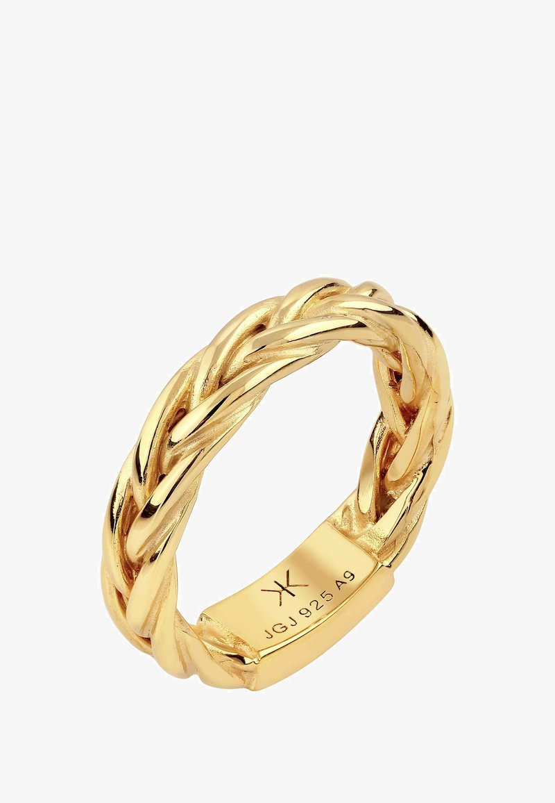 Goldener geflochtener metallischer Ring mit einer glatten, glänzenden Oberfläche und einem flachen Bereich, der gravierte Markierungen zeigt. Glänzendes und strukturiertes Design.