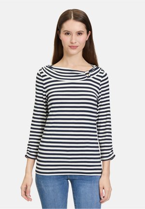 Maglia a righe blu navy e bianca a maniche lunghe con scollatura a barca, caratterizzata da un dettaglio di bottone decorativo sulla spalla e polsini arrotolati.