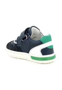 Sneaker blu navy e bianco con accenti verdi, realizzato in pelle e suede. Presenta due cinturini regolabili e una superficie testurizzata.