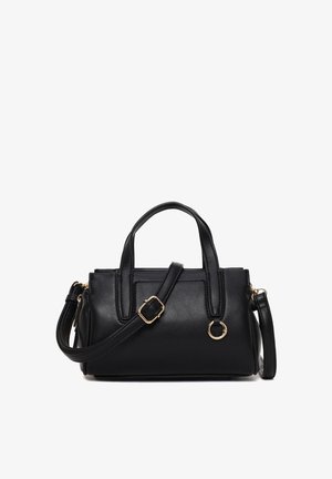 Sac à main en cuir noir avec deux poignées supérieures, bandoulière ajustable avec boucle dorée et détail d'anneau doré sur le devant.