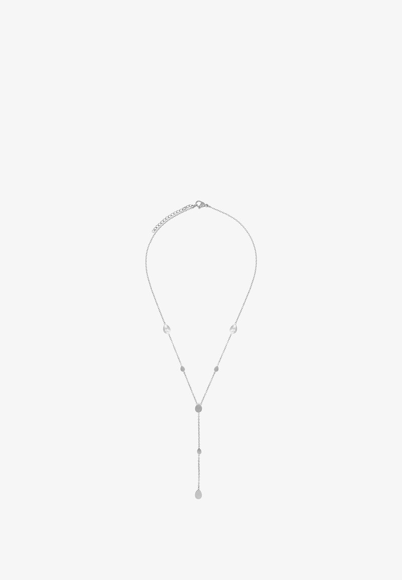 Zilverkleurige ketting met een verfijnde schakel, met ronde en druppelaccenten langs de lengte, en een lariat stijl hangertje in het midden.