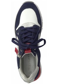 Granatowo-biało-czerwona tenisówka zawiązana na kokardę, z widocznym zamkiem po boku i wyściełanym kołnierzem.